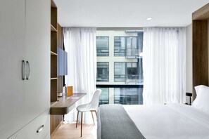 1 makuuhuone, työpöytä, silitysrauta/-lauta, Wi-Fi