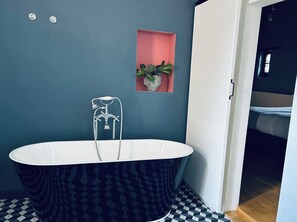 Douche, séchoir à cheveux, serviettes fournies, savon