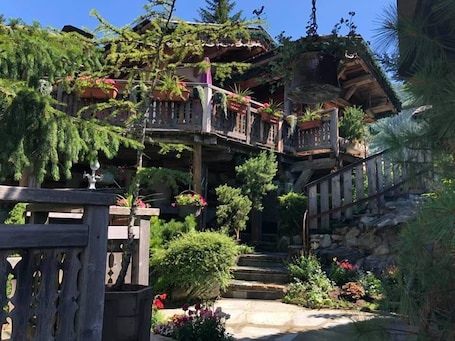 Terraza o patio. Hôtel Les Chalets de Philippe avec Jacuzzis privatifs