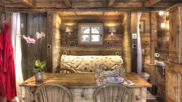 Chambre du Lavaret with Private Jacuzzi | 1 bedroom, free WiFi, bed sheets
