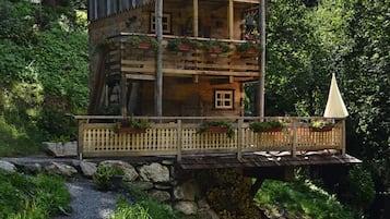 Chalet La Batie With Private Jacuzzi | 1 bedroom, free WiFi, bed sheets