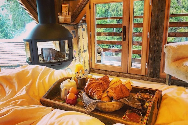 Daily cooked-to-order breakfast (EUR 20 per person)