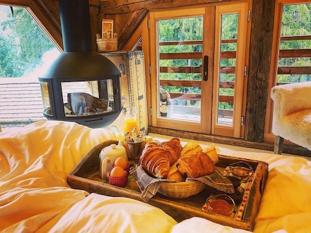 Desayuno a la carta todos los días (con cargo). Hôtel Les Chalets de Philippe avec Jacuzzis privatifs