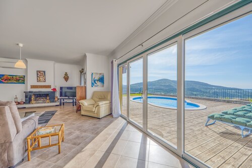 Villa Cielo with pool, jacuzzi & sea views
