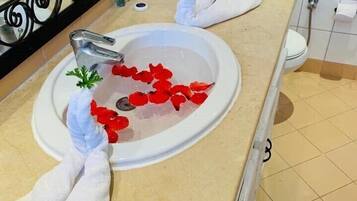 Kamar Double Klasik, balkon, pemandangan kebun | Kamar mandi