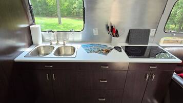 Jääkaappi, mikroaaltouuni, liesi, kahvin-/teenkeitin