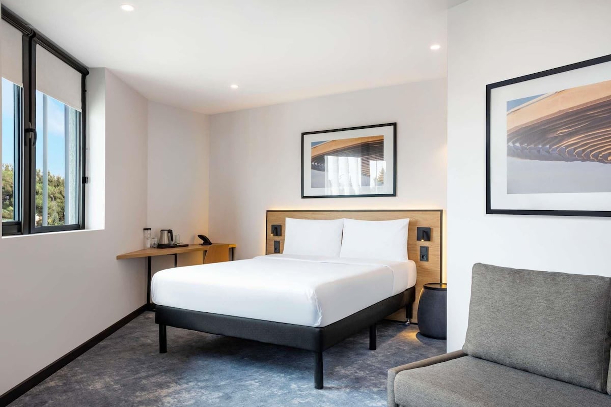 Premium Room (with Sofa) | In-room safe, soundproofing, free wired Internet, bed sheets