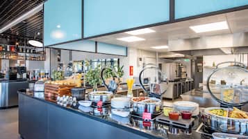 Café da manhã com buffet todos os dias mediante uma taxa