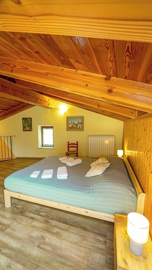 2 habitaciones, tabla de planchar con plancha y cuna de viaje 