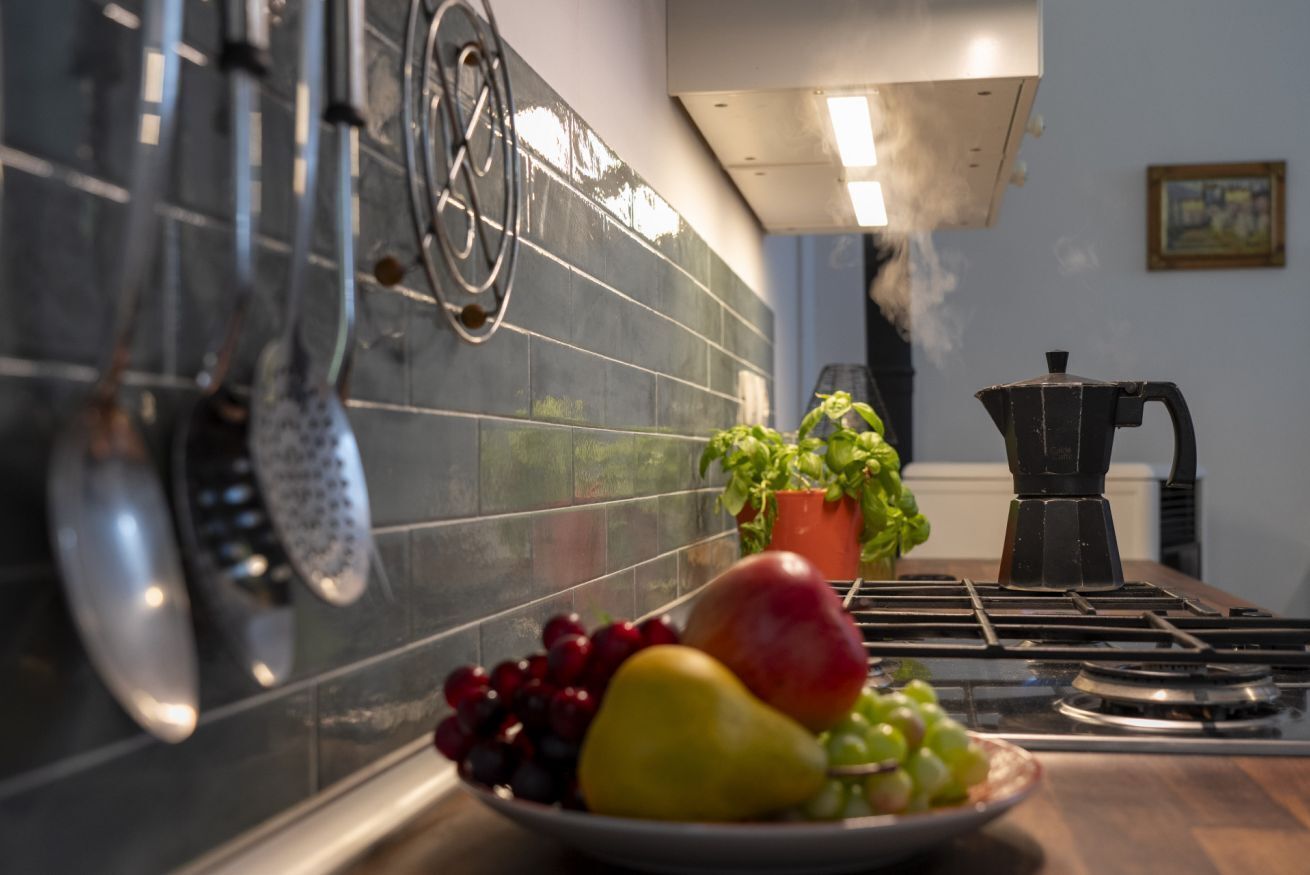 Frigorífico, horno, placa de cocina y utensilios de cocina