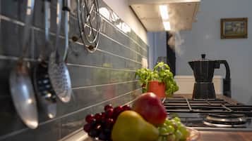 Frigorífico, horno, placa de cocina y utensilios de cocina