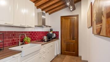 Frigorífico, horno, placa de cocina y utensilios de cocina