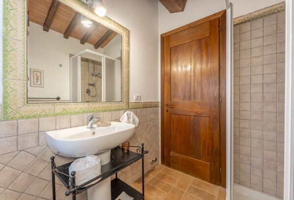 Regadera, secadora de cabello, bidet, toallas 