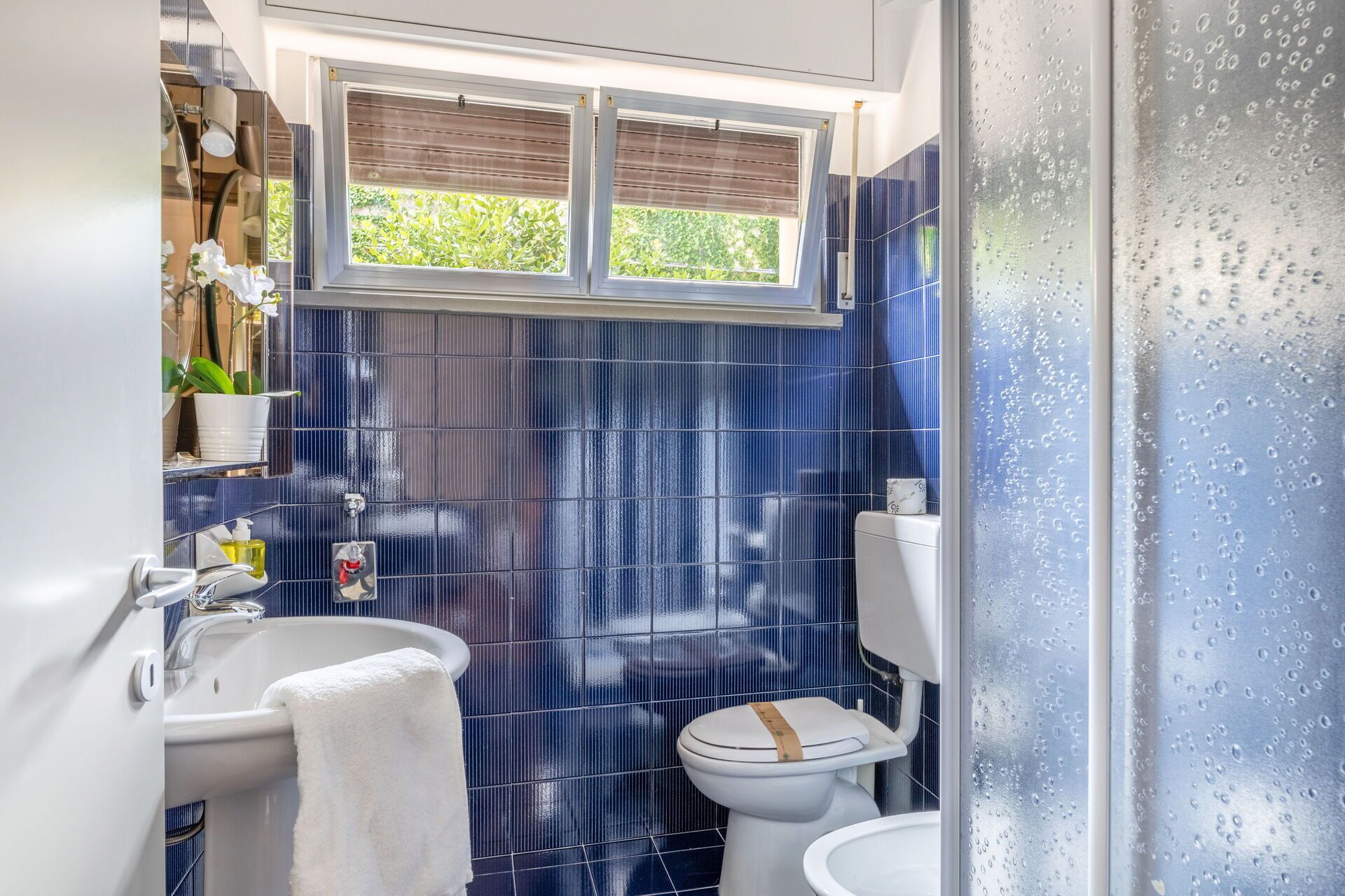 Bruser, hårtørrer, bidet, håndklæder