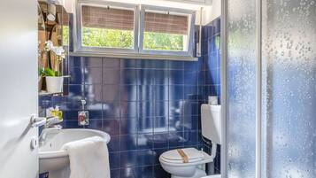 Bruser, hårtørrer, bidet, håndklæder