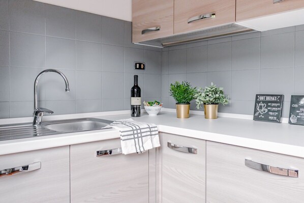 Kjøleskap, ovn, kokeplater og oppvaskmaskin