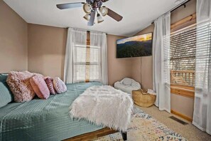 6 bedrooms, iron/ironing board, WiFi, bed sheets - Round Top Way Cabin by Beyond Expectations (Sevierville)