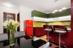 Appartamento (8/6) | Cucina privata | Frigorifero, piano cottura, lavastoviglie, macchina per tè/caffè