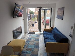 Smart TV, fireplace