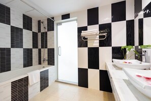 Bañera y ducha independientes, secador de pelo, pantuflas, toallas