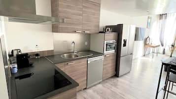 Refrigerador, microondas, placa de cocina, lavavajillas