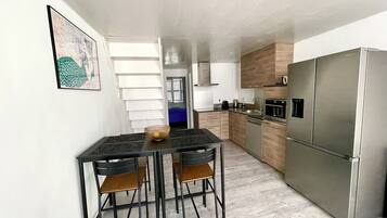 Refrigerador, microondas, placa de cocina, lavavajillas