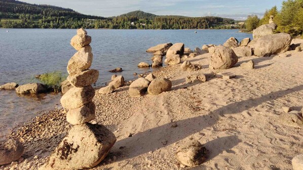 Ligstoelen aan het strand
