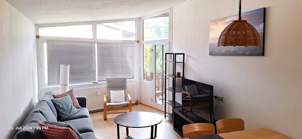 Smart-TV, Tischfußball, Tischtennisplatte, Bücher
