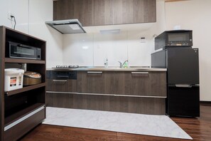 Apartment | Private kitchen | Fridge, microwave, stovetop, rice cooker - Daiyamondo Yui Ooyamaten (Tokyo)