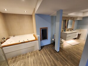 Shower, jetted bath, hair dryer, towels - Chic & private pool 1Br + sofa bed walkout apartment jaccuzi spa & gym  (Gormley)
