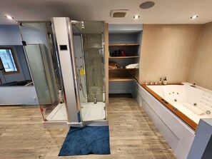 Shower, jetted bath, hair dryer, towels - Chic & private pool 1Br + sofa bed walkout apartment jaccuzi spa & gym (Gormley)