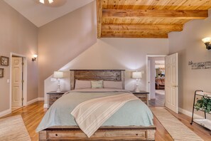 3 soverom, skrivebord, strykejern/-brett og wi-fi (mot et tillegg)