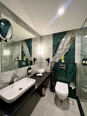 奢華客房 | 浴室 | 淋浴設備、提供毛巾、番梘、洗頭水