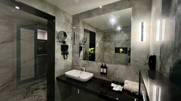 Premium Room | Bathroom | Shower, towels, soap, shampoo