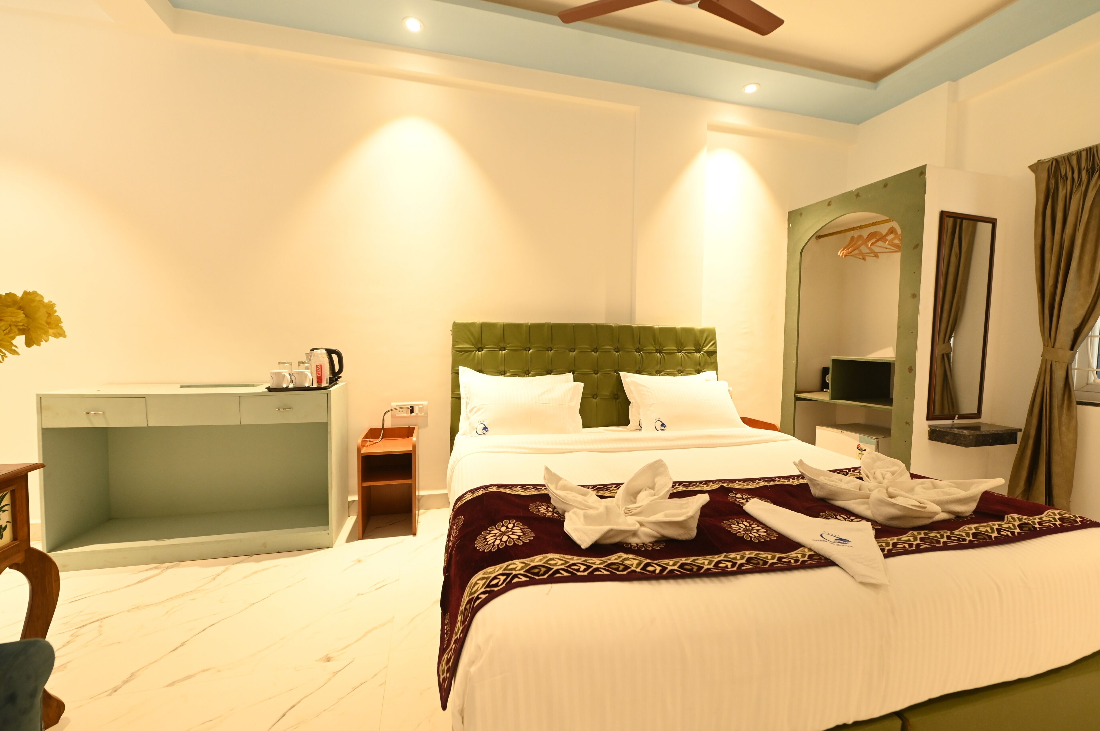 Habitación de lujo, 1 cama King size y sofá cama, balcón, vista al jardín | Ropa de cama de alta calidad, edredón y camas con efecto memoria 