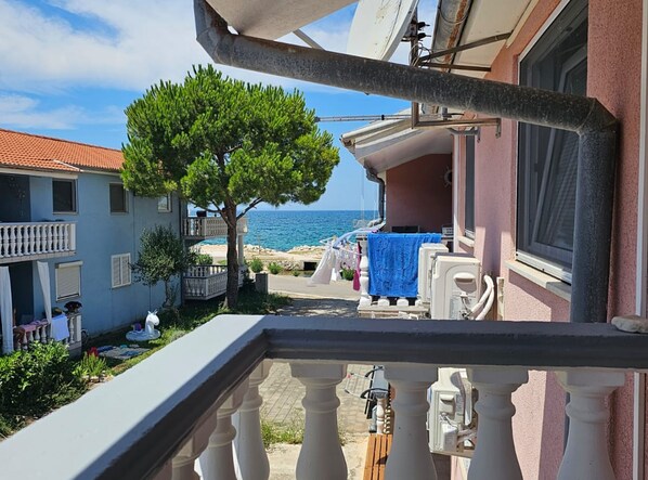 อพาร์ทเมนท์ (Two Bedroom Apartment with Terrace) | ลานระเบียง/นอกชาน
