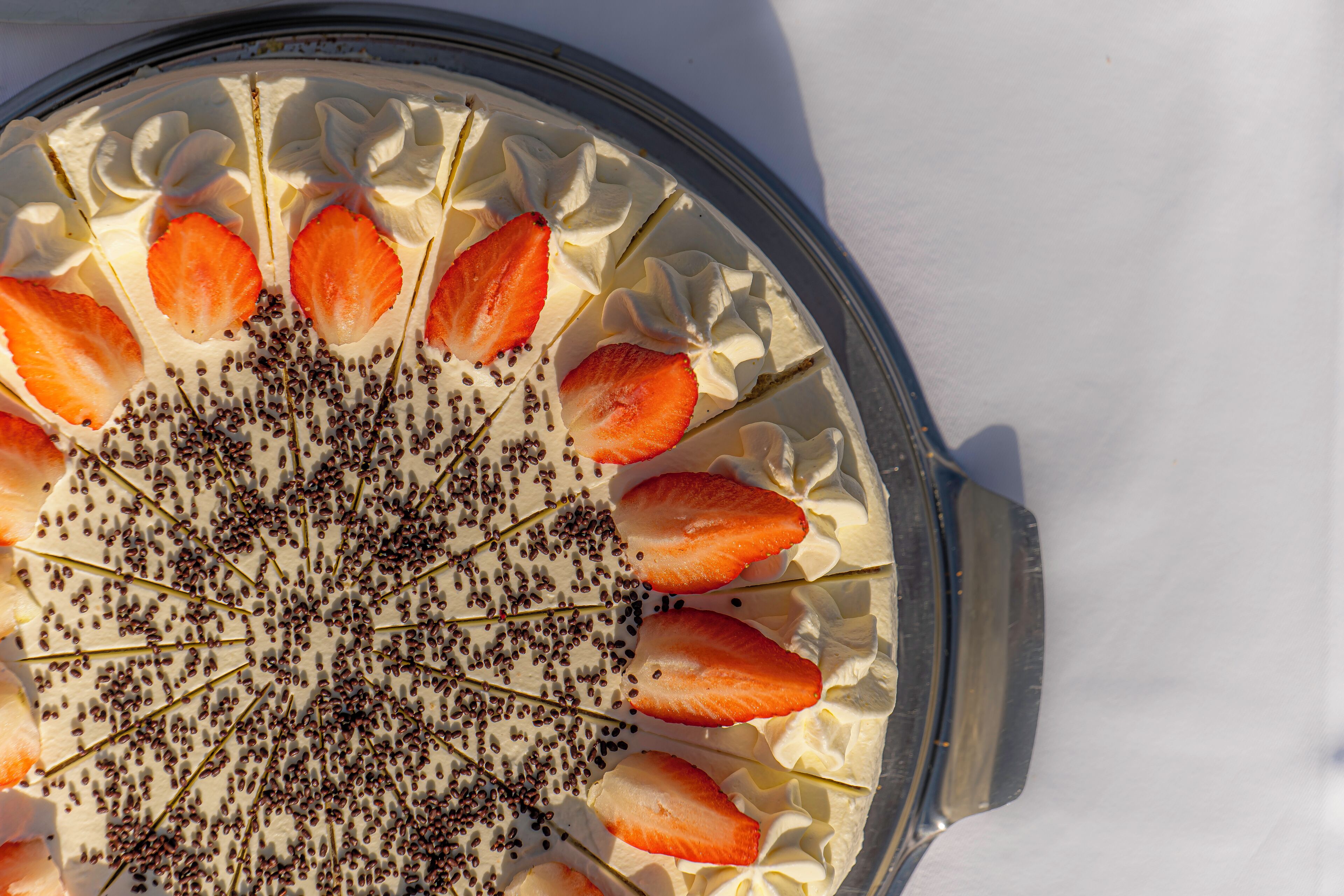 Una torta con fragole e semi neri in superficie.
