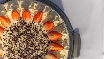 Una torta con fragole e semi neri in superficie.