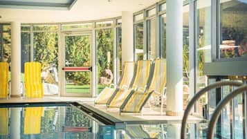 Piscine couverte, piscine extérieure, parasols de plage, chaises longues