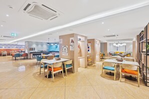 Restaurant - Holiday Inn Express And Suites Vijayawada by IHG (Vijayawada)