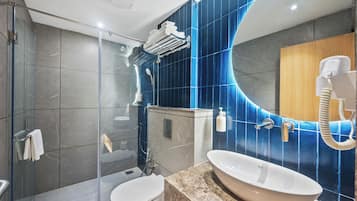 Douche, sèche-cheveux, chaussons, serviettes fournies