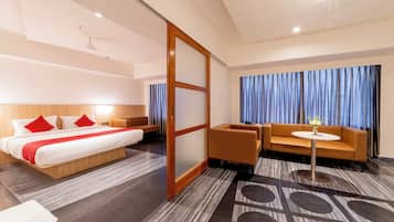 Espacio para trabajar con laptop, wifi gratis y ropa de cama