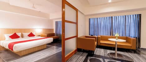 Espacio para trabajar con laptop, wifi gratis y ropa de cama