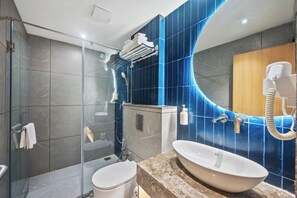 Shower, hair dryer, slippers, towels - Hotel Manorama Vijayawada (Vijayawada)