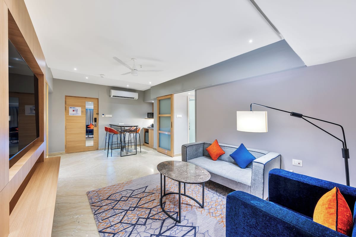 Suite, 1 Bedroom, Kitchen | Living area | 8-inch LCD TV with digital channels