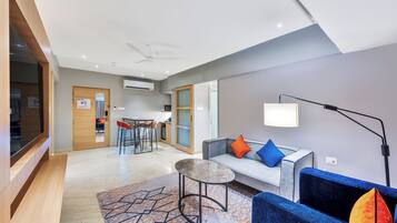 Suite, 1 chambre, cuisine | Coin séjour | Télévision LCD de 8 pouces avec chaînes numériques