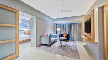 Suite, 1 chambre, cuisine | Coin séjour | Télévision LCD de 8 pouces avec chaînes numériques