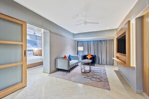 Sviitti, 1 makuuhuone, keittiö | Oleskelualue | 8–tuumainen LCD-televisio, jossa digitaalikanavat