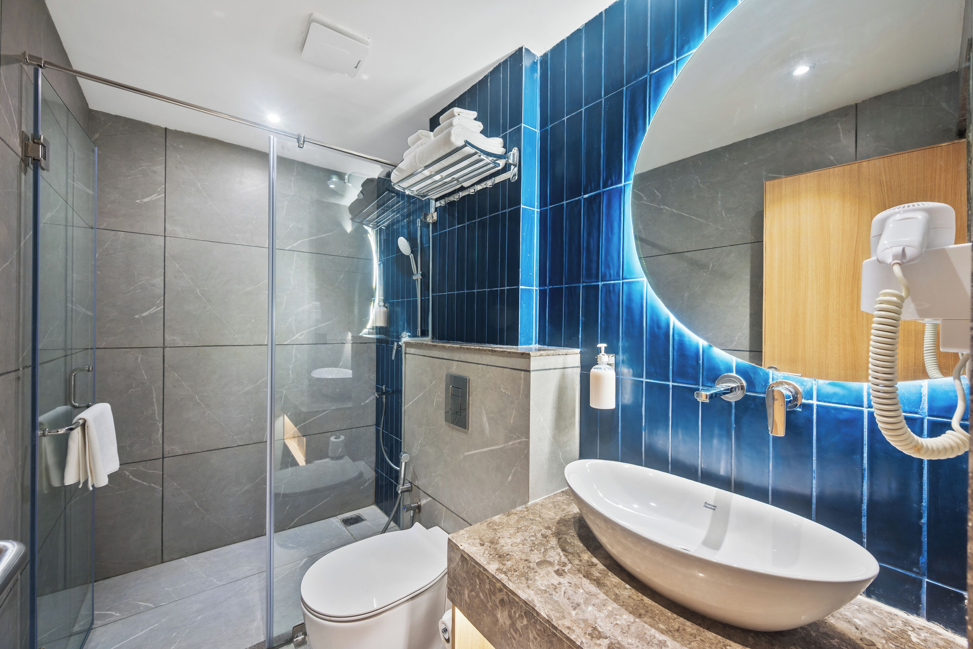 Chambre Standard, 1 très grand lit | Salle de bain | Douche, sèche-cheveux, chaussons, serviettes fournies