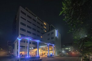 Ein Hotel mit modernem Design, das eine markante Eingangspartie und ein Schild mit der Aufschrift Holiday Inn Express & Suites zeigt.